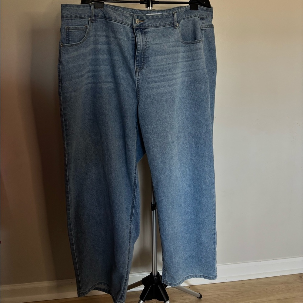 LIGHT WASH PLUS SIZE STRAIGHT LEG JEANS